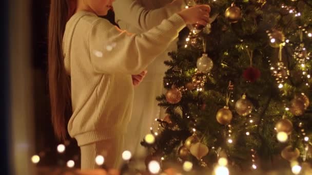 Boldog lányok díszítő karácsonyfa otthon — Stock videók