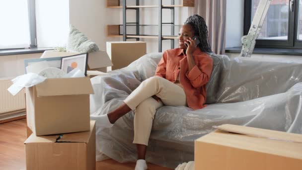 Glückliche Frau telefoniert beim Umzug ins neue Zuhause — Stockvideo