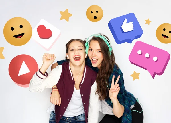 Chicas adolescentes con auriculares a través de iconos de Internet — Foto de Stock