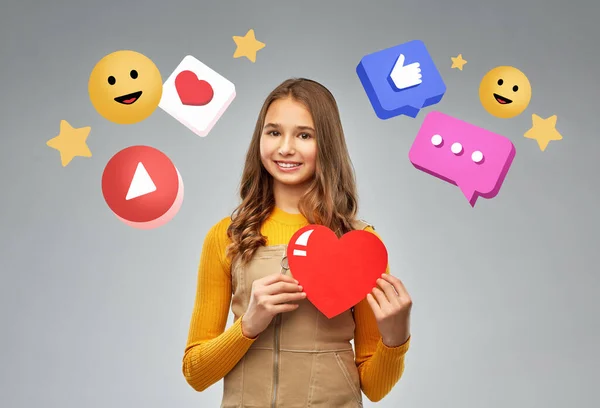 Adolescente com coração vermelho e ícones de internet — Fotografia de Stock