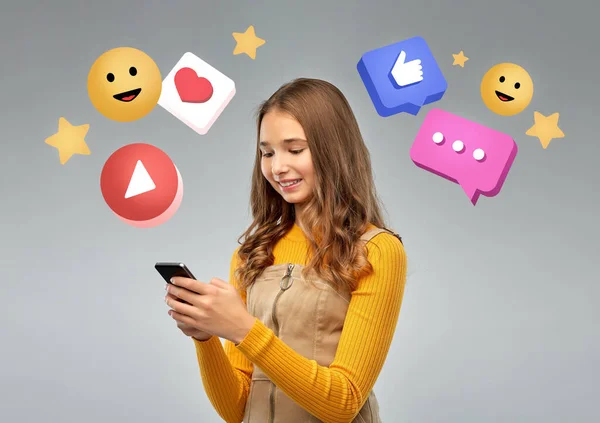 Menina adolescente com ícones de smartphone e internet — Fotografia de Stock