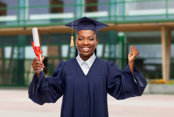 Šťastná absolventka s diplomem — Stock fotografie