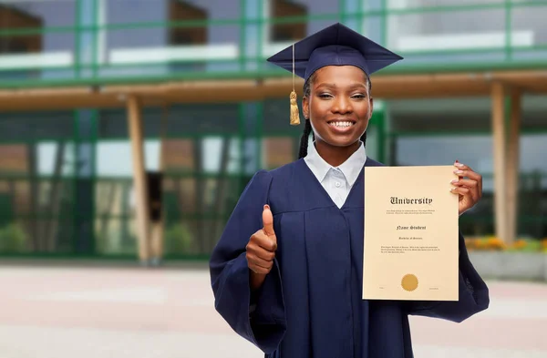 Estudante de pós-graduação com diploma mostrando polegares para cima — Fotografia de Stock