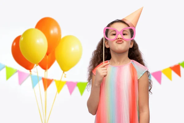 Bambina in cappello festa di compleanno con occhiali — Foto Stock