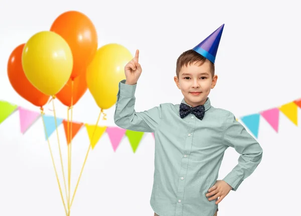 Garotinho sorridente em chapéu de festa de aniversário — Fotografia de Stock