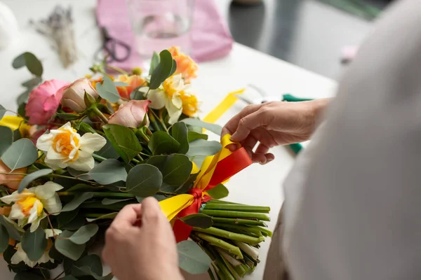 Mulher ou artista floral fazendo um monte de flores — Fotografia de Stock