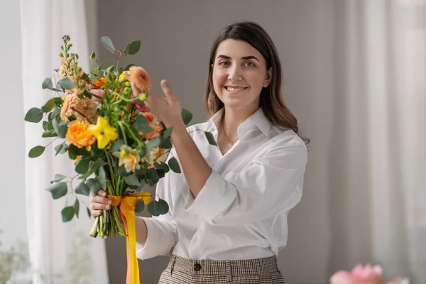 집에 꽃다발 이 있는 행복 한 여인 — 스톡 사진