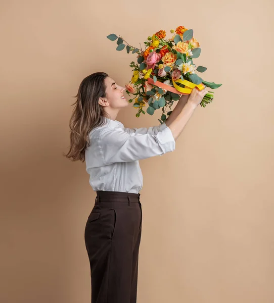 Retrato de mulher feliz cheirando cacho de flores — Fotografia de Stock