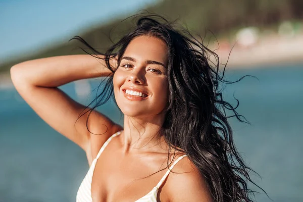 ビーチでのビキニ水着の若い女性の笑顔 — ストック写真
