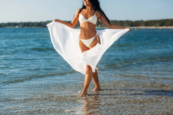 Mujer en bikini traje de baño con pareo en la playa —  Fotos de Stock
