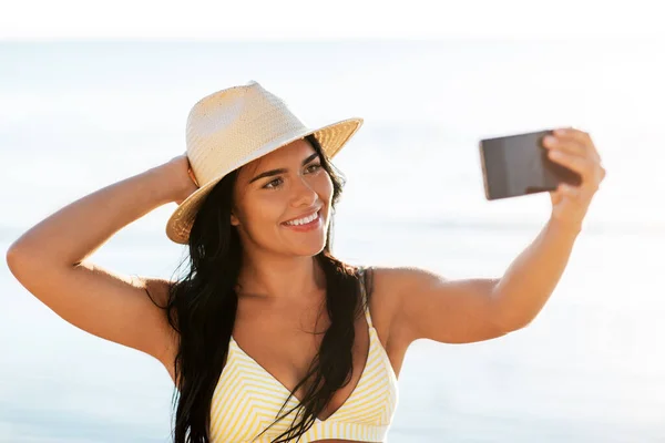 Femme souriante en bikini prendre selfie sur la plage — Photo