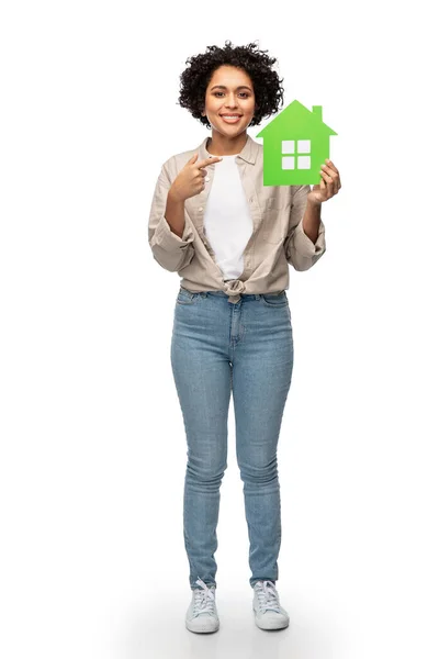 초록 집을 들고 웃는 여자 — 스톡 사진