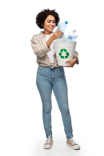 Sonriente joven mujer clasificación de residuos de plástico — Foto de Stock
