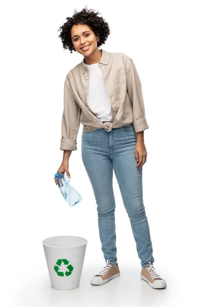 Usmívající se žena třídění plastový odpad — Stock fotografie