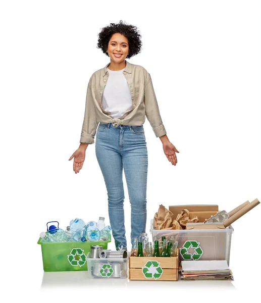 Mujer feliz clasificación de papel, metal y residuos de plástico — Foto de Stock