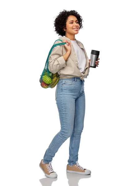 Boldog nő termo csésze és élelmiszer tote — Stock Fotó
