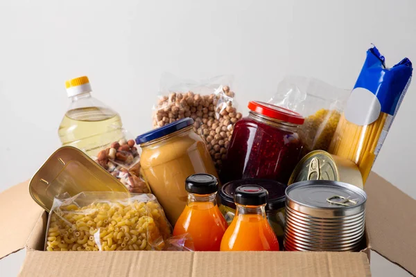 Primer plano de la comida en la caja de donación —  Fotos de Stock