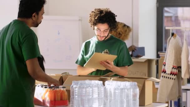 Grupa wolontariuszy pakujących żywność w skrzynki darowizn — Wideo stockowe