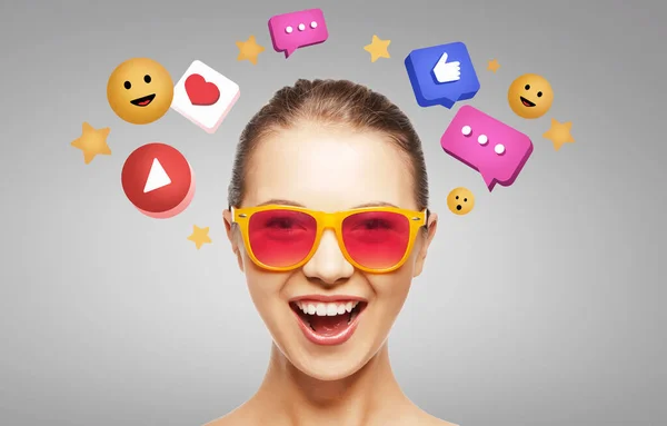 Feliz adolescente en gafas de sol sobre iconos móviles —  Fotos de Stock
