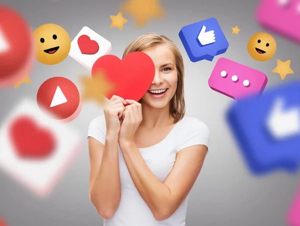 Mujer sonriente con el corazón rojo y los iconos de Internet — Foto de Stock