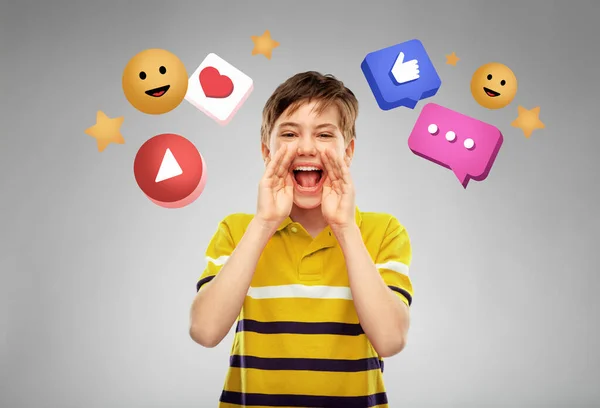 Pojke skriker eller ringer över internet ikoner — Stockfoto
