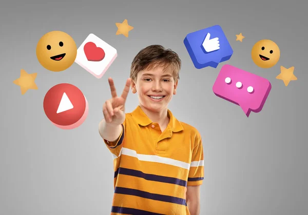 Szczęśliwy chłopiec pokazując pokój przez internet ikony — Zdjęcie stockowe