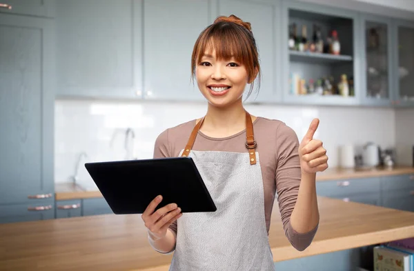 Mulher feliz no avental com computador tablet pc — Fotografia de Stock