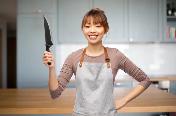 Glücklich lächelnde Köchin mit Küchenmesser — Stockfoto