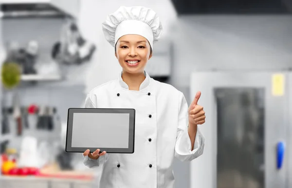Szczęśliwy kobieta szef kuchni z tabletem pc pokazano kciuki do góry — Zdjęcie stockowe