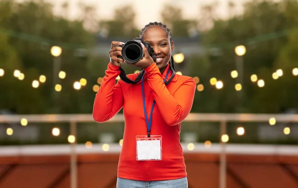 Fotógrafa con cámara e identificación de conferencia —  Fotos de Stock