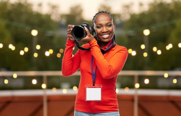 Γυναίκα φωτογράφος με κάμερα και συνέδριο id — Φωτογραφία Αρχείου