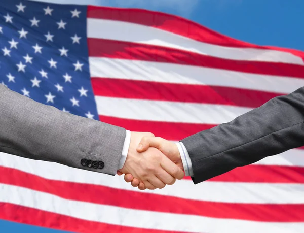 Amerika Birleşik Devletleri bayrağı üzerinde el sıkışma — Stok fotoğraf