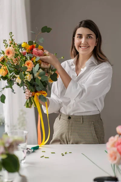 집에 꽃다발 이 있는 행복 한 여인 — 스톡 사진
