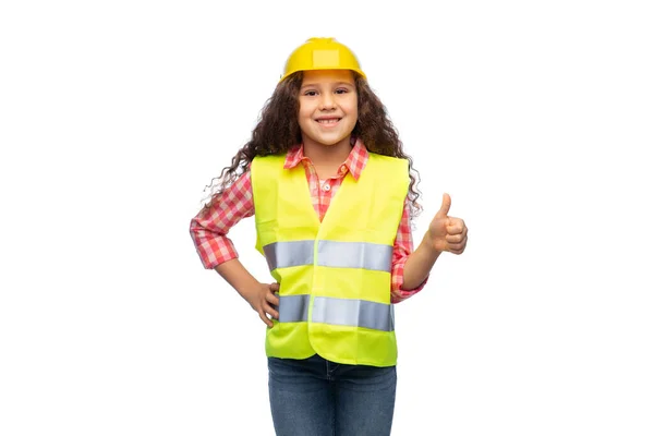 Chica en casco y chaleco de seguridad muestra los pulgares hacia arriba — Foto de Stock