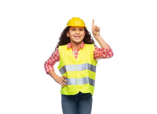 Klein meisje in de bouw helm en veiligheidsvest — Stockfoto