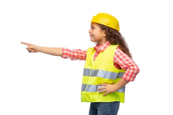 Klein meisje in de bouw helm en veiligheidsvest — Stockfoto