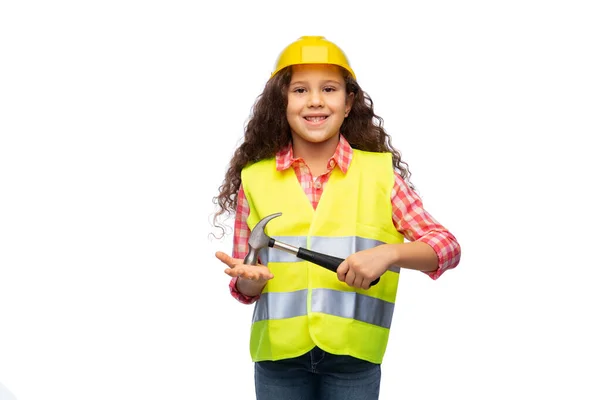 Klein meisje in helm en veiligheidsvest met hamer — Stockfoto