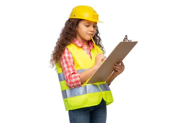 Malá stavitelka dívka se schránkou a tužkou — Stock fotografie