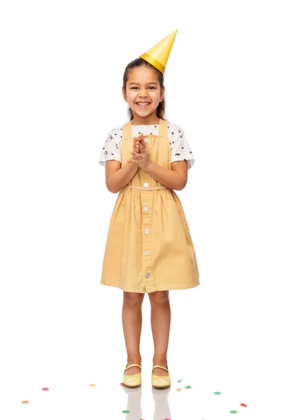Glimlachend klein meisje in verjaardagsfeestmuts — Stockfoto