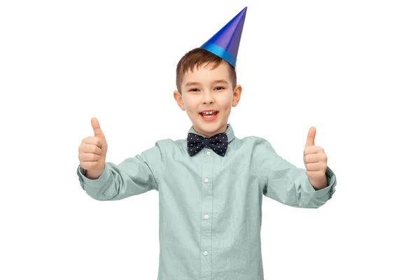 Gelukkig jongen in verjaardag partij hoed tonen duimen omhoog — Stockfoto