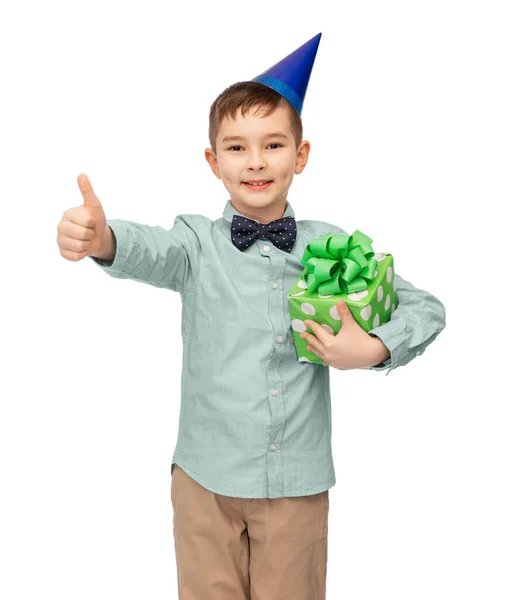 Χαρούμενο αγόρι με δώρο γενεθλίων που δείχνει τους αντίχειρες του ψηλά — Φωτογραφία Αρχείου
