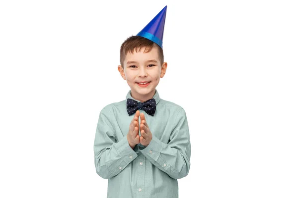 Sorrindo menino em aniversário festa chapéu batendo palmas — Fotografia de Stock