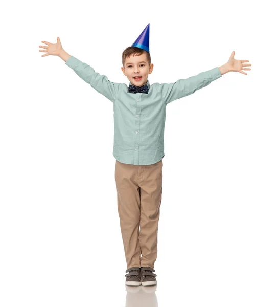 Menino feliz em chapéu de festa de aniversário — Fotografia de Stock