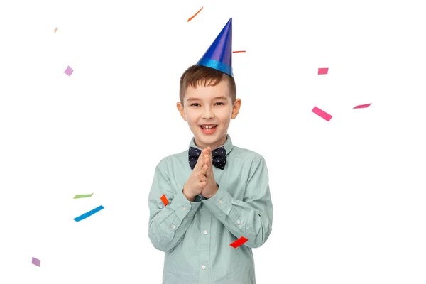 Sorrindo menino em aniversário festa chapéu batendo palmas — Fotografia de Stock