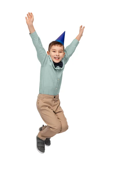 Mosolygós kisfiú születésnapi party kalap ugrás Stock Kép