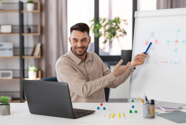 Chemistry teacher with laptop having online class — Stock Photo, Image