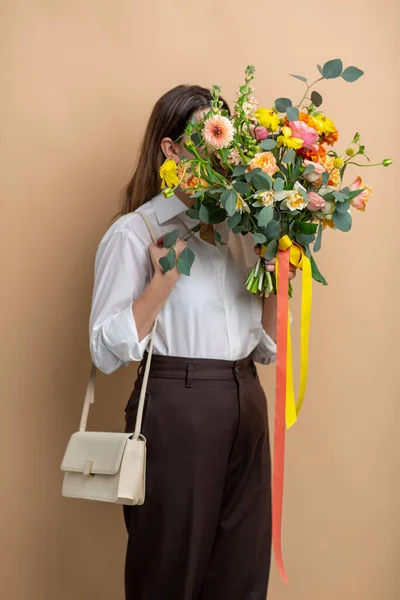 Portrait of woman with bunch of flowers — Stock Photo, Image