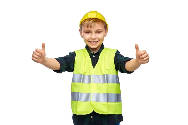戴着建筑用头盔的快乐男孩竖起大拇指 — 图库照片