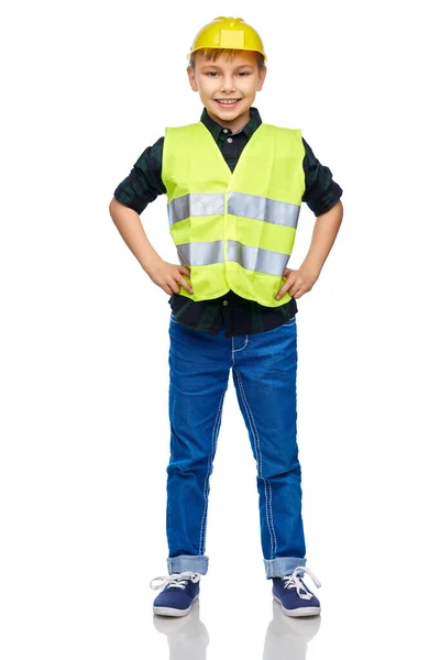 Niño pequeño con casco protector y chaleco de seguridad — Foto de Stock