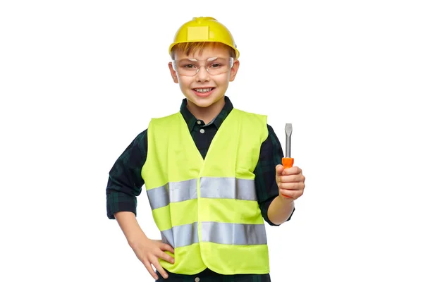 Gelukkig jongen in gebouw helm met schroevendraaier — Stockfoto